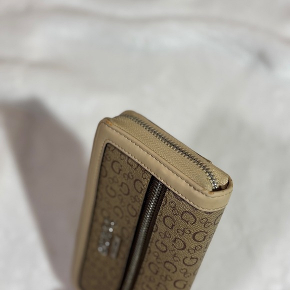 GUESS Womens Brown Monogram Logo Zip Around Wallet Tan Trim - Picture 8 of 9